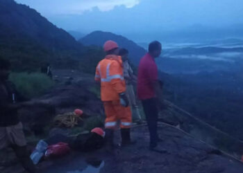 സുഹൃത്തുക്കളുമായി സംസാരിക്കവെ 70 അടി താഴ്ചയുള്ള കൊക്കയിലേക്ക് മറിഞ്ഞു വീണു…  കോട്ടപ്പാറ വ്യൂ പോയിന്റിൽ അപകടത്തിൽപെട്ട  23 കാരന് രക്ഷകരായി ഫയർ ഫോഴ്സ്