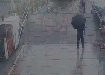 കനത്ത ഒഴുക്കിൽ നിയന്ത്രണം വിട്ട വാട്ടർ മെട്രോ നിർത്തിയിട്ട റോ-റോ ജങ്കാറിൽ ഇടിച്ച് അപകടം, ഇടിയുടെ ആഘാതത്തിൽ റോ–റോയുടെ കൈവരികൾ തകർന്നു