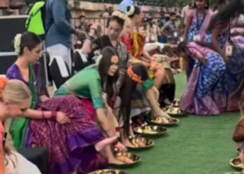 കൊളോണിയൽ വാഴ്ചയ്ക് അറുതിയില്ലേ ? മിസ് വേള്‍ഡ് മത്സരാർത്ഥികളുടെ കാൽ കഴുകി തുടച്ചുകൊടുത്ത്  വളന്റിയര്‍മാര്‍, തെലങ്കാന  സര്‍ക്കാരിനെതിരെ രൂക്ഷ വിമർശനം