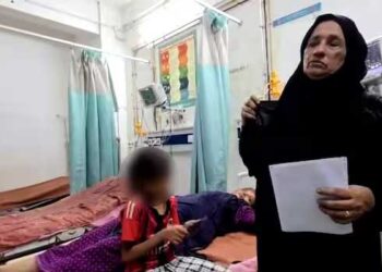 ലഹരിക്കടിമയായ ഭർത്താവ് കൊടുവാളുമായി വീടിനു ചുറ്റും ഓടിച്ചു, പിടിച്ചുമാറ്റുന്നതിനിടെ മകൾക്കും മർദ്ദനമേറ്റു, ആത്മഹത്യാ ശ്രമത്തിനിടെ നാട്ടുകാർ രക്ഷപ്പെടുത്തിയ എട്ടുവയസുകാരിയേയും യുവതിയേയും ആശുപത്രിയിൽ പ്രവേശിപ്പിച്ചു