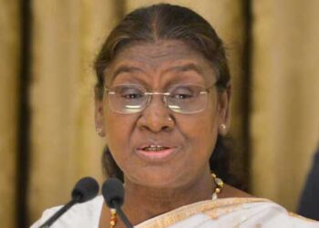 ഭരണഘടനയിൽ അത്തരമൊരു നിബന്ധനയില്ലെങ്കിൽ പരമോന്നത കോടതിക്ക് എങ്ങനെ ഇങ്ങനെയൊരു വിധി പുറപ്പെടുവിക്കാനാവുക? നിയമസഭാ ബില്ലുകൾ പാസാക്കാൻ സമയപരിധി നിശ്ചയിച്ച സുപ്രിം കോടതിക്കു മുന്നിൽ 14 വിഷയത്തിൽ വ്യക്തത തേടി രാഷ്ട്രപതി