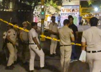 പശുമാംസം വിറ്റെന്നാരോപിച്ച് ആൾക്കൂട്ടം കടയുടമയെ വളഞ്ഞിട്ടു മർദിച്ചു, കേരളിത്തിൽ നിന്നുള്ള വിദ്യാർഥികളുടെ ഫ്ലാറ്റും ബാ​ഗുകളും പരിശോധിക്കണമെന്നാവശ്യം, ആക്രമണം മാംസം വാങ്ങിയ 15കാരന്റെ മൊഴിയുടെ അടിസ്ഥാനത്തിൽ