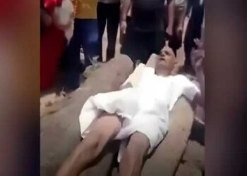 ‘എനിക്ക് അമ്മയുടെ ആഭരണങ്ങൾ ഇപ്പോൾ കിട്ടണം, അല്ലെങ്കിൽ ഈ ചിത കത്തിക്കാൻ സമ്മതിക്കില്ല’!! അമ്മയുടെ വെള്ളിയാഭരണങ്ങൾക്കായി ചിതയ്ക്ക് മുകളിൽ കയറിക്കിടന്ന് മകന്റെ പ്രതിഷേധം