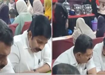 പന്തിയിൽ പക്ഷഭേദമില്ല!! അതു വേ… ഇതു റേ.. വിവാഹച്ചടങ്ങിൽ ഒന്നിച്ചിരുന്ന് ഭക്ഷണം കഴിച്ച് ഷൗക്കത്തും അൻവറും