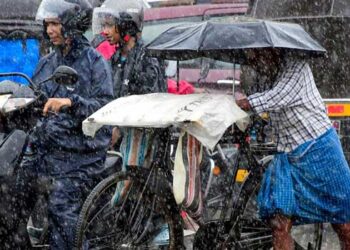 ദുരന്തം വിതച്ച് തോരാ മഴ, കാസർ​കോട് മുന്നൂറോളംപേരെ മാറ്റിപ്പാർപ്പിച്ചു, തിരുവനന്തപുരത്ത് ബോട്ട് മറിഞ്ഞ് രണ്ടുപേരെ കാണാതായി, ഇടുക്കിയിൽ 10 ദുരിതാശ്വാസ ക്യാമ്പുകൾ തുറന്നു, കേരളത്തിൽ ട്രെയിൻ ​ഗതാ​ഗതം താറുമാറായി