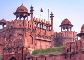 എന്തുകൊണ്ട് ചെങ്കോട്ട മാത്രം? ആഗ്ര, ഫത്തേപുർ സിക്രി തുടങ്ങിയ സ്ഥലങ്ങളിലിലെല്ലാം കോട്ടകളുണ്ട്, എന്തുകൊണ്ട് വേണ്ട… ചെങ്കോട്ടയുടെ ഉടമസ്ഥാവകാശം ഉന്നയിച്ചുള്ള ഹർജി തള്ളി സുപ്രീംകോടതി