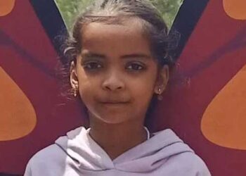 മുറ്റത്ത് ഓടിക്കളിക്കുകയായിരുന്ന ഒന്നരവയസുകാരിയുടെ ദേഹത്തേക്ക് മരം വീഴാതിരിക്കാനുള്ള ശ്രമത്തിനിടെ രണ്ടാം ക്ലാസുകാരിക്ക് ദാരുണാന്ത്യം