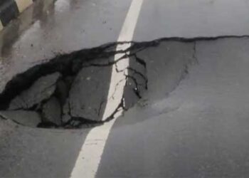 ആലത്തൂരിൽ ദേശീയപാത ഇടിഞ്ഞുതാന്ന് വൻ കുഴി രൂപപ്പെട്ടു, വാഹനങ്ങൾ കടന്നുപോകുന്നിടത്ത് വിള്ളൽ