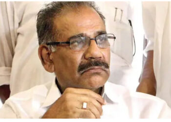 10 കേസിൽ പ്രതിയായ റെയ്ഞ്ച് ഓഫീസർക്ക് കൈവിട്ട സഹായം നൽകി  വനം മന്ത്രി… ഓഫീസറെ തിരിച്ചെടുത്തത് മിന്നൽ വേഗത്തിൽ