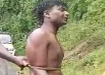 കല്ലിൽ കാലുതട്ടി അബദ്ധത്തിൽ വാഹനത്തിനു മുന്നിലേക്കു വീണു!! വാഹനത്തിനു മുന്നിലേക്കു ചാടിയെന്നാരോപിച്ച് 20 കാരനെ വിവസ്ത്രനാക്കി വലിച്ചിഴച്ച് പോസ്റ്റിൽ കെട്ടിയിട്ടു മർദിച്ചു