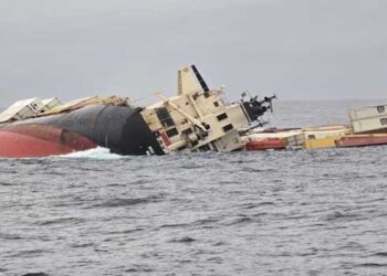കപ്പൽ മുങ്ങി, ക്യാപ്റ്റനേയും രണ്ട് എൻജിനീയർമാരേയും കൂടി രക്ഷപ്പെടുത്തി, കണ്ടെയ്നറിലെ രാസവസ്തുക്കൾ കടലിൽ കലർന്നാൽ പ്രശ്നം ​ഗുരുതരം, കണ്ടെയ്നറുകൾ ഒഴുകിയെത്തുക ആലപ്പുഴ, കൊല്ലം തീരത്തേക്ക്