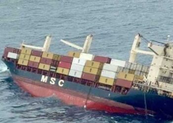 അറബിക്കടലിൽ കപ്പൽ അപകടത്തിൽപ്പെട്ടു, കടലിൽ വീണ കണ്ടെയ്നർ തീരത്തെത്തിയാൽ ജനങ്ങൾ കൈകൊണ്ട് തൊടരുത്!! കണ്ടെയ്നറിൽ അത്യന്തം അപകടകാരിയായ ഇന്ധനം, കപ്പലിൽ 22 ജീവനക്കാർ ഉണ്ടായിരുന്നതായി വിവരം