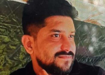 സ്റ്റൂളിൽ കയറിനിന്നു കൊളുത്തിൽ കയർ കുരുക്കുന്നതിനിടെ അബദ്ധത്തിൽ കഴുത്തിൽ കുരുങ്ങി യുവാവിനു ദാരുണാന്ത്യം, അപകടം ​ഗർഭിണിയായ ഭാര്യയുടെ കൺമുന്നിൽ വച്ച്