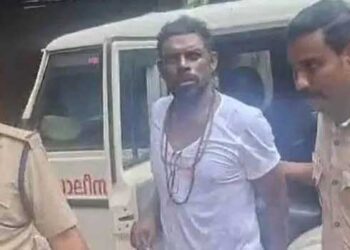 ആഡംബര ഹോട്ടലിലെ തർക്കം, കേസെടുത്ത പോലീസിനു നേരേ നടൻ വിനായകന്റെ ചീത്തവിളി!! പുറത്തിറങ്ങാൻ ബഹളം, ​ഗതികെട്ട പോലീസ് സ്റ്റേഷൻ വാതിൽ പുറത്തുനിന്ന് പൂട്ടി!! സ്റ്റേഷനിൽ നിന്ന് വിട്ടയച്ചിട്ടും പോകാതെ നടൻ