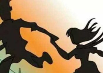 വിവാഹപ്പിറ്റേന്ന് സ്വന്തം വീട്ടിലേക്കു വിരുന്നുപോകവെ സുഹൃത്തിനെ കാണാനെന്ന പേരിൽ വണ്ടി നിർത്തിച്ചു, ഭർത്താവിനെ നടുറോട്ടിൽ നിർത്തി കാമുകനൊപ്പം പോയി, യുവതിയെ പോലീസ് പൊക്കിയത് താനൂരിലുള്ള കാമുകന്റെ വീട്ടിൽ നിന്ന്