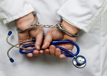 കാർഡിയോളജിസ്റ്റ്  ചമഞ്ഞ് 50 ഹൃദയശസ്ത്രക്രിയകൾ, ഉപയോഗിച്ചത് യഥാർത്ഥ കാർഡിയോളജിസ്റ്റിന്റെ      രജിസ്ട്രേഷൻ നമ്പർ, ഒർജിനൽ ഡോക്ടറെ രോഗി കണ്ടതോടെ  തട്ടിപ്പ് പൊളിഞ്ഞു, വ്യാജ ഡോക്ടറെ  പൂട്ടി പോലീസ്