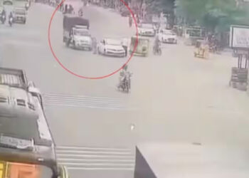 നടുറോഡിൽ കാർ തകരാറിലായി; പുറത്തിറങ്ങിനിന്ന യുവതിയെ ഇടിച്ച് തെറിപ്പിച്ച പിക്കപ്പ് നിർത്താതെ പോയി