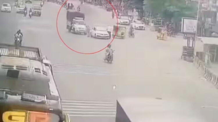 നടുറോഡിൽ കാർ തകരാറിലായി; പുറത്തിറങ്ങിനിന്ന യുവതിയെ ഇടിച്ച് തെറിപ്പിച്ച പിക്കപ്പ് നിർത്താതെ പോയി