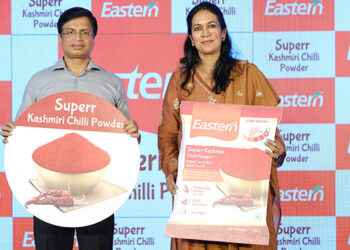 ഈസ്റ്റേൺ ‘സൂപ്പർ കാശ്മീരി ചില്ലി പൌഡർ' സി ഇ ഒ ഗിരീഷ് നായർ, ഇന്നോവേഷന്‍സ് ഹെഡ് ശിവപ്രിയ ബാലഗോപാല്‍ എന്നിവര്‍ ചേര്‍ന്ന് പുറത്തിറക്കുന്നു.