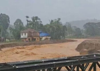 വയനാട്ടിൽ പെരുമഴ, പുഴയിലൂടെ ആ‍ർത്തലച്ച് വെള്ളമെത്തുന്നു; മുണ്ടക്കൈ മേഖലയിൽ വലിയ ശബ്‍ദം കേട്ടതായി നാട്ടുകാർ, ഉരുൾപൊട്ടിയെന്ന് സംശയം