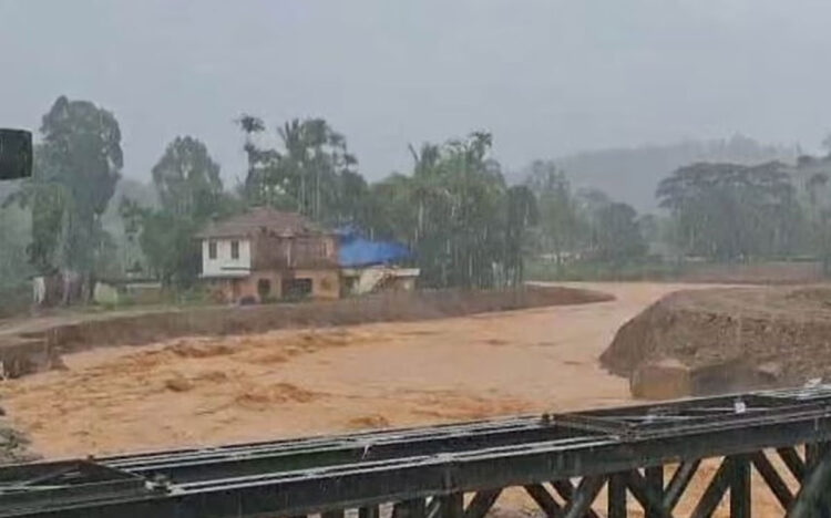 വയനാട്ടിൽ പെരുമഴ, പുഴയിലൂടെ ആർത്തലച്ച് വെള്ളമെത്തുന്നു; മുണ്ടക്കൈ മേഖലയിൽ വലിയ ശബ്ദം കേട്ടതായി നാട്ടുകാർ, ഉരുൾപൊട്ടിയെന്ന് സംശയം