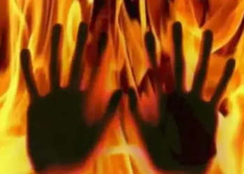 ജോലിക്ക് പോകാന്‍ തയ്യാറെടുക്കുന്നതിനിടെ ശാരീരികബന്ധത്തിന് ക്ഷണിച്ചു, വിസമ്മതിച്ച ഭാര്യയെ  തീകൊളുത്തി കൊല്ലാന്‍ ശ്രമിച്ച്  ഭർത്താവ്