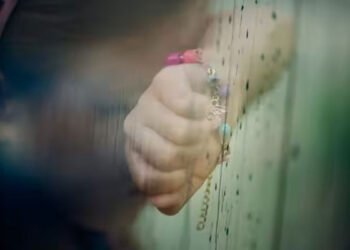 ലൈംഗിക വിദ്യാഭ്യാസമെന്ന പേരിൽ അമ്മ പീഡിപ്പിച്ചെന്ന ആരോപണവുമായി 9ാം ക്ലാസുകാരി