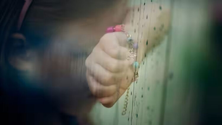 ലൈംഗിക വിദ്യാഭ്യാസമെന്ന പേരിൽ അമ്മ പീഡിപ്പിച്ചെന്ന ആരോപണവുമായി 9ാം ക്ലാസുകാരി