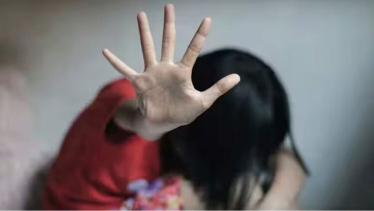 വയറുവേദനയ്ക്ക് ചികിത്സ തേടിയെത്തിയ 15 കാരി 8 മാസം ഗർഭിണി, 2 വർഷമായി പീഡിപ്പിച്ചത് 14 പേർ