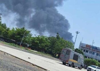 ടേക്ക് ഓഫ് ചെയ്യുമ്പോൾ മരത്തിലിടിച്ചു? അഹമ്മാദാബാദ് വിമാനത്താവളത്തിന് സമീപം എയ‍ർ ഇന്ത്യ വിമാനം തകർന്നുവീണു!! വിമാനത്തിൽ 242 യാത്രക്കാർ