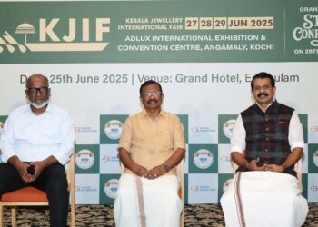 കേരളത്തിലെ സ്വർണം വെള്ളി ഡയമണ്ട് വ്യാപാരികളുടെ സമ്പൂർണ സംസ്ഥാന സമ്പൂർണ സമ്മേളനത്തിന്റെ ഭാഗമായി കൊച്ചിയിൽ നടന്ന വർത്താ സമ്മേളനത്തിൽ വി കെ മനോജ്‌ , പ്രൊജക്റ്റ്‌ ഡയറക്ടർ, യുണൈറ്റഡ് എക്സിബിഷൻസ്, കെ സുരേന്ദ്രൻ, സംസ്ഥാന പ്രസിഡന്റ്‌ , ഓൾ കേരള ഗോൾഡ് & സിൽവർ മെർച്ചന്റ്സ് അസോസിയേഷൻ , അഡ്വ എസ് അബ്ദുൾ നാസർ, ജനറൽ സെക്രട്ടറി, എന്നിവർ സമ്മേളനത്തിന്റെ ഒരുക്കങ്ങളെക്കുറിച്ച് വിശദീകരിക്കുന്നു.