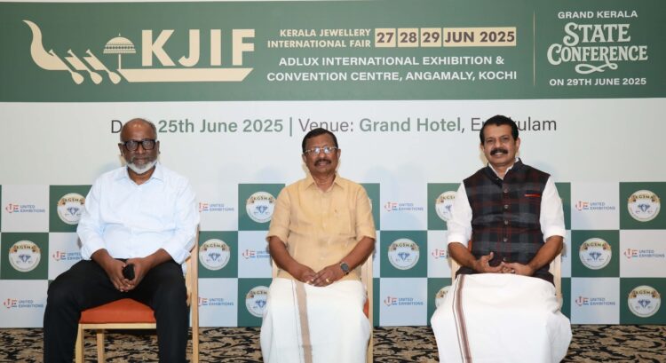 കേരളത്തിലെ സ്വർണം വെള്ളി ഡയമണ്ട് വ്യാപാരികളുടെ സമ്പൂർണ സംസ്ഥാന സമ്പൂർണ സമ്മേളനത്തിന്റെ ഭാഗമായി കൊച്ചിയിൽ നടന്ന വർത്താ സമ്മേളനത്തിൽ വി കെ മനോജ് , പ്രൊജക്റ്റ് ഡയറക്ടർ, യുണൈറ്റഡ് എക്സിബിഷൻസ്, കെ സുരേന്ദ്രൻ, സംസ്ഥാന പ്രസിഡന്റ് , ഓൾ കേരള ഗോൾഡ് & സിൽവർ മെർച്ചന്റ്സ് അസോസിയേഷൻ , അഡ്വ എസ് അബ്ദുൾ നാസർ, ജനറൽ സെക്രട്ടറി, എന്നിവർ സമ്മേളനത്തിന്റെ ഒരുക്കങ്ങളെക്കുറിച്ച് വിശദീകരിക്കുന്നു.