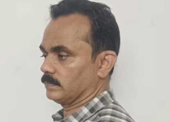 വിദ്യാർഥിനിയെ ചേംബറിലും ലോഡ്ജ് മുറിയിലും എത്തിച്ച് പീഡിപ്പിച്ചു, കണ്ണൂർ സർവകലാശാല ഇംഗ്ലീഷ് വിഭാഗം മേധാവി അറസ്റ്റിൽ