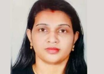 അയൽവീട്ടിൽ താമസിച്ചിരുന്ന യുവാവുമായി സൗഹൃദം സ്ഥാപിച്ച് ഇയാൾക്കൊപ്പം നഗ്നചിത്രങ്ങൾ പകർത്തി, ഹണിട്രാപ്പിൽ 60 ലക്ഷവും 61 പവൻ സ്വർണവും അടിച്ചുമാറ്റി, അറസ്റ്റിലായ യുവതിക്ക് ​ഗർഭിണിയെന്ന പരി​ഗണനയിൽ ജാമ്യം, കൂട്ടാളിയായ ഭർത്താവും മൂന്നാമനും ഒളിവിൽ