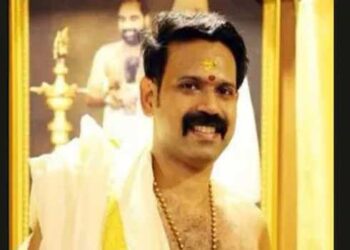 ന​ഗ്ന ചിത്രങ്ങൾ അയച്ചില്ലെങ്കിൽ‍ കുടുംബത്തേയും കുട്ടികളേയും പൂജ ചെയ്ത് അപകടത്തിൽപ്പെടുത്തും!! പൂജാ രസീതിലെ നമ്പറിൽ വിളിച്ച് യുവതിക്കു ഭീഷണി, 25000 രൂപ ആവശ്യപ്പെട്ടു, കേരളത്തിലെത്തിച്ച് പീഡിപ്പിക്കാൻ ശ്രമം, കർണാടക സ്വദേശിനിയുടെ പരാതിയിൽ പൂജാരി അറസ്റ്റിൽ