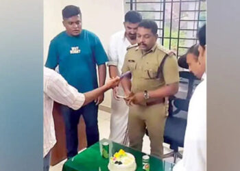സ്റ്റേഷനിൽ കോൺഗ്രസുകാർക്കൊപ്പം ജന്മദിനം ആഘോഷമാക്കി പോലീസുകാരൻ, കേക്ക് മുറിയ്ക്കലും വീഡിയോ എടുപ്പും,  ഇൻസ്പെക്ടർക്കെതിരേ റിപ്പോർട്ട്
