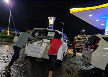 വകുപ്പ് തന്നെ പണികൊടുത്തു, മുഖ്യമന്ത്രിയുടെ വാഹനവ്യൂഹത്തിലെ കാറുകളില് ഡീസലിന് പകരം വെള്ളം;  വഴിയിലായത് 19 കാറുകള്!