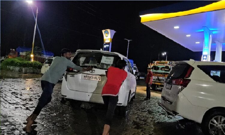 വകുപ്പ് തന്നെ പണികൊടുത്തു, മുഖ്യമന്ത്രിയുടെ വാഹനവ്യൂഹത്തിലെ കാറുകളില്‍ ഡീസലിന് പകരം വെള്ളം;  വഴിയിലായത് 19 കാറുകള്‍!