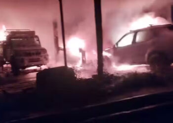 കാർ വാഷിം​ഗ് സെന്ററിൽ വൻ അ​ഗ്നിബാധ: സ്ഥാപനവും 3 കാറുകളും കത്തിനശിച്ചു