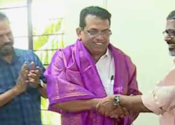 പാലക്കാട് മണ്ഡലം പ്രസിഡന്റ് സിപിഎമ്മിൽ ചേർന്നു, പാർട്ടി മാറിയയുടൻ കമ്മിറ്റി ഓഫിസ് ചുവര് പെയിന്റടിച്ച് ചുവപ്പിക്കാനുള്ള ശ്രമത്തിൽ സംഘർഷം, പാർട്ടിമാറിയത് ഡിസിസി പ്രസിഡൻ്റ് ഗ്രൂപ്പിസത്തിന് വഴിയൊരുക്കുന്നുവെന്ന് ആരോപിച്ച്