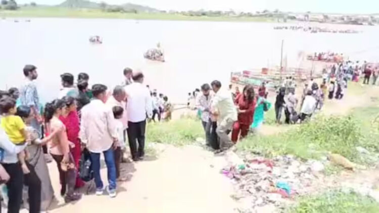 ക്ഷേത്രത്തില് കയറുന്നതിന് മുമ്പ് പുണ്യസ്നാനത്തിനായ് നദിയിലിറങ്ങി, ഒരു കുടുംബത്തിലെ അഞ്ച് യുവാക്കൾക്ക് ദാരുണാന്ത്യം