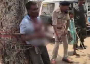 കൂട്ട ബലാത്സം​ഗക്കേസിൽ അതിജീവിത പ്രതിക്കെതിരെ മൊഴി നൽകി, പ്രതികാരത്തിൽ വീട്ടിൽ കയറി യുവതിയേയും അമ്മയേയും ആക്രമിച്ചു, ചികിത്സിക്കാനെത്തി ഡോക്ടറെ മരത്തിൽ കെട്ടിയിട്ട് ക്രൂരമായി മർദിച്ചു, മൂന്നുപേർ അറസ്റ്റിൽ