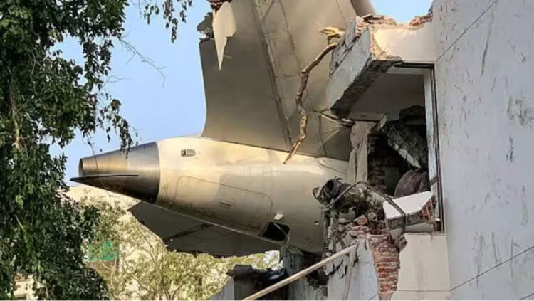 അഹമ്മദാബാദ് വിമാനാപകടം; നിർണായക ദൃശ്യങ്ങൾ പകർത്തിയ 17കാരനേയും പിതാവിനേയും പൊലീസ് വിളിപ്പിച്ചു, വിവരങ്ങൾ ശേഖരിച്ചെന്ന് റിപ്പോർട്ട്