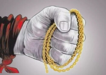 ബുക്ക് സ്റ്റാളിലെത്തിയ അമ്മയെയും കുഞ്ഞിനേയും പിന്തുടർന്ന്  പുറകെ നടന്നു, അവസരം കിട്ടിയപ്പോൾ  കുഞ്ഞിന്റെ സ്വർണ മാല കൈക്കലാക്കി യുവതി