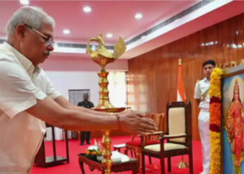 ദേശീയപതാക ഇല്ലാത്തൊരു ഭാരതാംബ ആര്‍എസ്എസിന്റെ മാത്രം ചിത്രം, അതിന് മുമ്പിൽ കുമ്പിട്ടിരിക്കാൻ  ഇടത് സര്‍ക്കാരിനെ കിട്ടില്ല, ഗവര്‍ണര്‍ എത്ര നേരം വേണമെങ്കിലും കുമ്പിട്ട് ഇരുന്നോട്ടെ…    ഗവര്‍ണര്‍ നടപ്പാക്കാന്‍ ശ്രമിച്ചത് സംഘപരിവാര്‍ അജണ്ടയെന്ന്  പി പ്രസാദ്