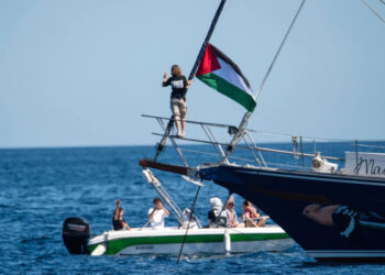 ഗാസയിലേക്കുള്ള സഹായ കപ്പൽ തടഞ്ഞ് ഇസ്രയേൽ സൈന്യം,ഗ്രെറ്റ തൻബർഗ് അടക്കം  12പേർ കസ്റ്റഡിയിൽ, ഇവരെ തിരിച്ചയയ്ക്കുമെന്ന്  ഇസ്രയേൽ