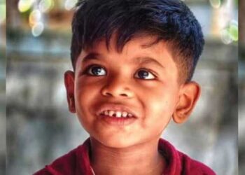 മകനെയുമെടുത്ത് സ്കൂളിലേക്കിറങ്ങവേ പിതാവ് കളിപ്പാട്ടത്തിൽ ചവിട്ടി താഴെവീണു, പിതാവിന്റെ കയ്യിൽ നിന്നു തെറിച്ചുവീണ നാലുവയസുകാരന് ദാരുണാന്ത്യം