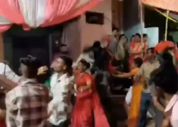 കൂളർ ഉണ്ടാക്കിയ വിന!!!  വരന്റെ ബന്ധുക്കൾ കൂളറിന് മുന്നിൽ ഇരുന്നു, വിവാഹ വേദിയിൽ കൂട്ടത്തല്ല് , കസേര എടുത്ത് പരസ്പരം അടിച്ച്  വരന്റെയും വധുവിന്റെയും കുടുംബം