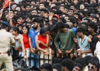 പോലീസിന്റെ വാക്കിന് പുല്ലുവില കൽപിച്ച് ക്രിക്കറ്റ് അസോസിയേഷൻ, ഇരച്ചെത്തിയ ആരാധകർക്ക് സ്റ്റേഡിയത്തിലേക്കു കടക്കാൻ തുറന്നത് ഒരു ​ഗേറ്റ് മാത്രം, താരങ്ങളെ കാണാൻ ആരാധകർ മരത്തിനും വാ​ഹനങ്ങൾക്കു മുകളിലേക്ക് വലിഞ്ഞ് കയറി, നിലത്തുവീണവരുടെ ദേഹത്തുകൂടി ആളുകൾ ചവിട്ടിയോടി…