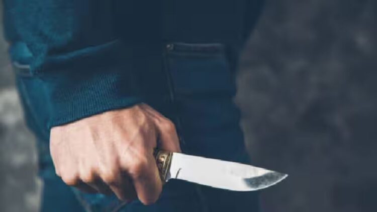 സിപിഎം വനിതാ ബ്രാഞ്ച് സെക്രട്ടറിയോട് അപമര്യാദയായി പെരുമാറി..!!  മുൻ ബ്രാഞ്ച് സെക്രട്ടറിക്ക് കുത്തേറ്റു, കുത്തിയത് ഇപ്പോഴുള്ള ബ്രാഞ്ച് സെക്രട്ടറിയുടെ ഭർത്താവ്; കേസെടുത്ത് പൊലീസ്